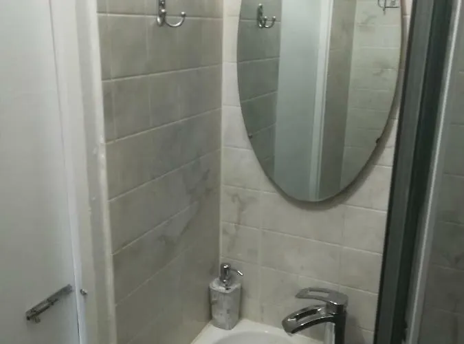 Guest house Couple Getaway To A Freshly Renovated