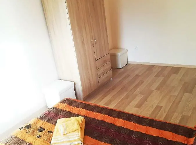 Couple Getaway To A Freshly Renovated Guest house *